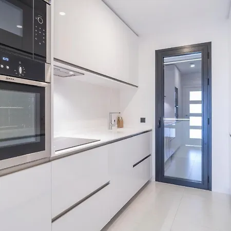 Daire Nice In With 2 Bedrooms, Wifi And Outdoor Swimming Pool